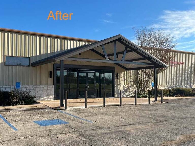Building with covered entry way